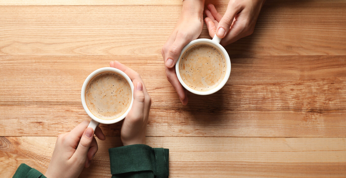zwei Frauen trinken Kaffee