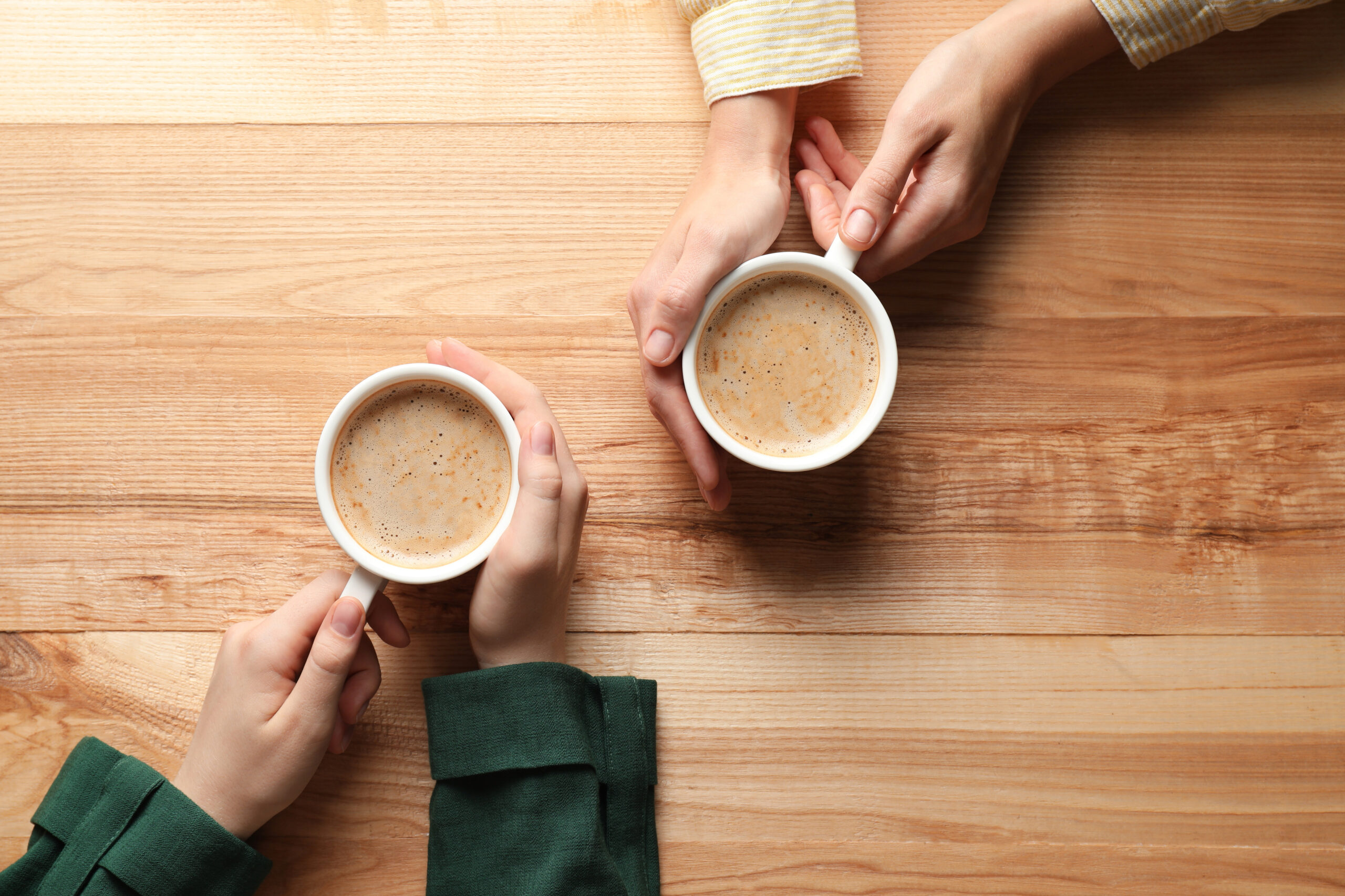 zwei Frauen trinken Kaffee
